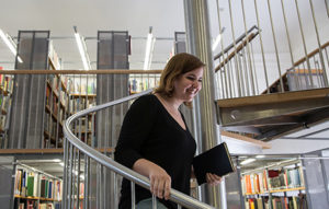 Studentin auf der Treppe des Instituts für Kunstgeschichte