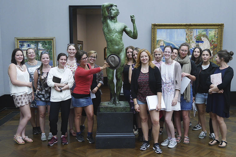 Gruppenfoto mit der Skulptur „Das eherne Zeitalter“ - August Rodin