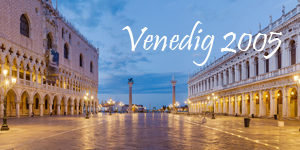Foto mit Blick auf den menschenleeren Markusplatz in Richtung Lagune, abendlicher, bewölkter Himmel, warme Beleuchtung, Darüber der Schriftzug "Venedig 2005"