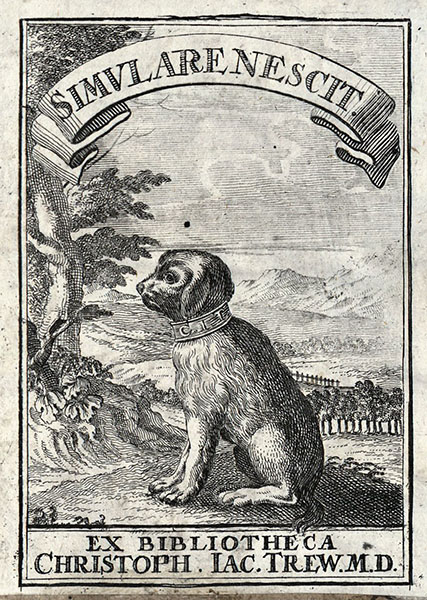 Exlibris. Allegorisches Exlibris Trews mit einem Hund, der Trews Initialen auf seinem Halsband trägt; Motto »Simulare nescit« (Er weiß nicht zu täuschen). Kupferstich Eingeklebt im vorderen Innendeckel in: Spiegel der Seefahrt [106]. Amsterdam: Claußsohn, 1589. UBE H61/2 TREW.C 355/356