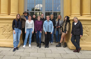 Gruppenfoto des Ausstellungsteams vor der Orangerie