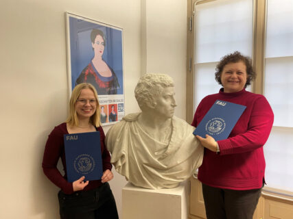 Zwei Studentinnen mit den überreichten Zertifikaten der Modulstudien Italien