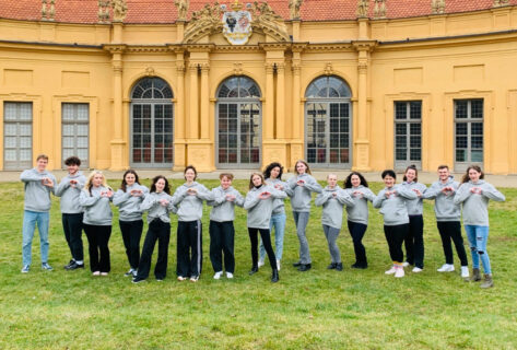 Einige unserer Kongress-Hiwis vor dem Institut für Kunstgeschichte (Orangerie)