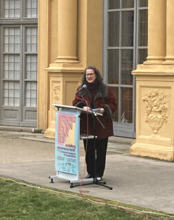 Prof. Dr. Christina Strunck bei der Eröffnung der Ausstellung „Beyond Boundaries“ im Schlossgarten