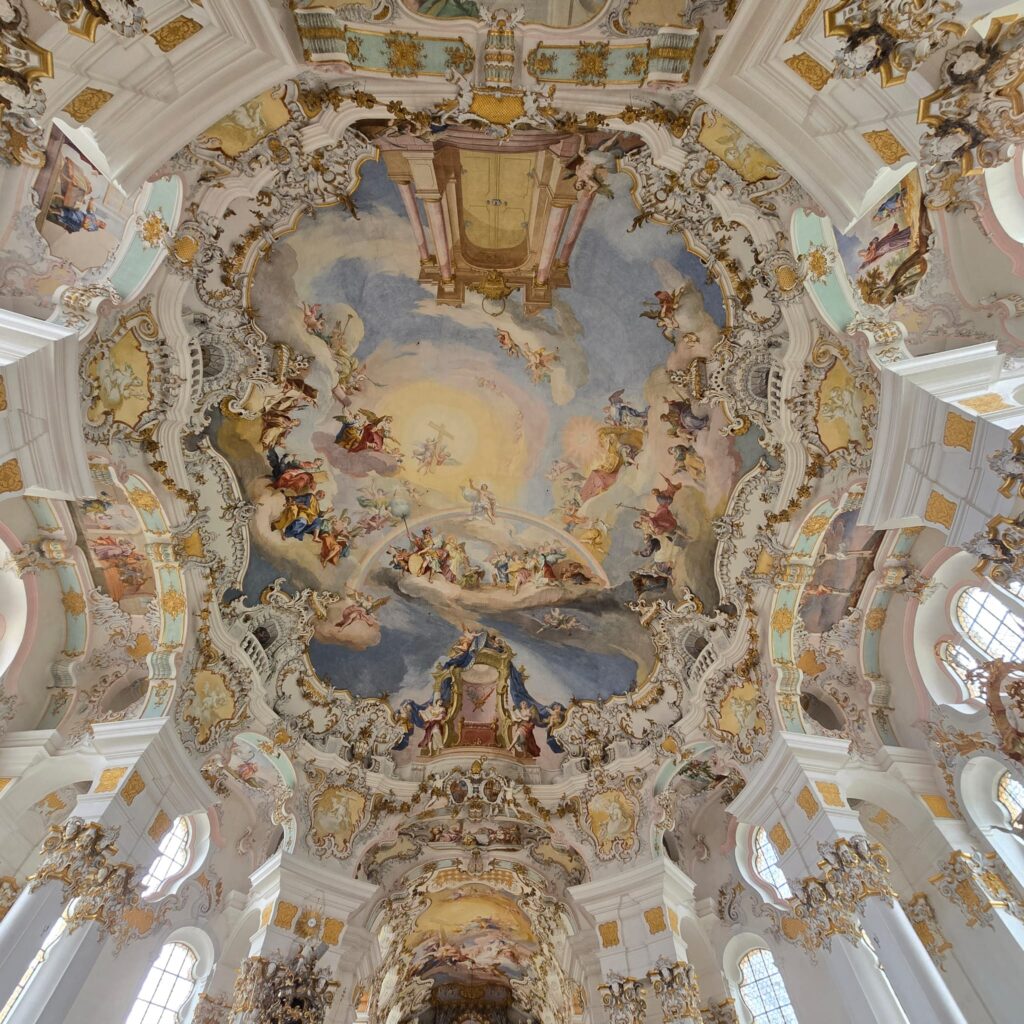 Freskiertes Gewölbe der Wieskirche mit Ansatz der Pfeiler