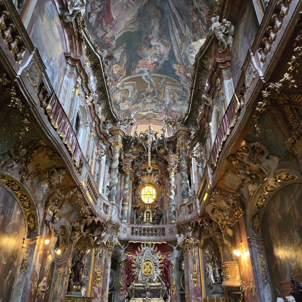 Blick in Richtung des Hochaltars im relativ dunklen Raum der Asamkirche München