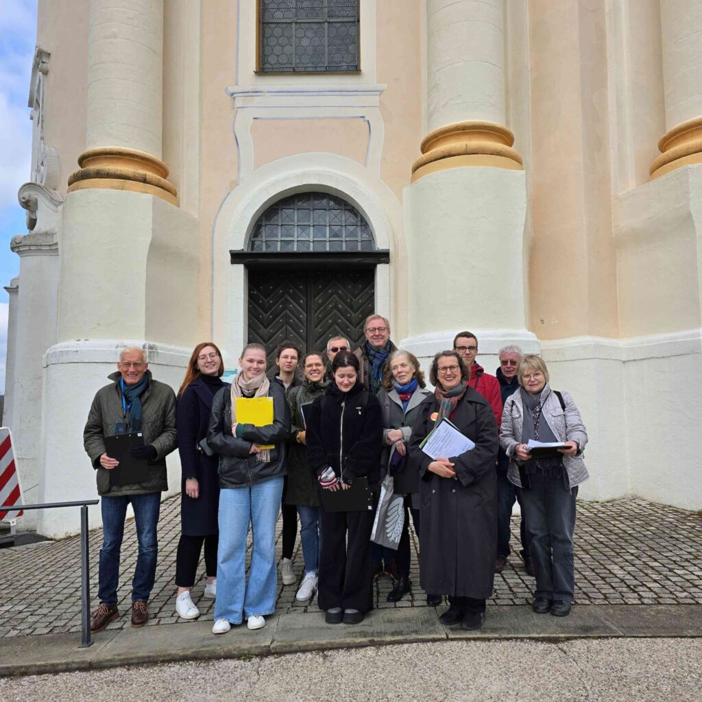 Gruppenfoto vor einem Seiteneingang der Wieskirche mit barocker Architektur