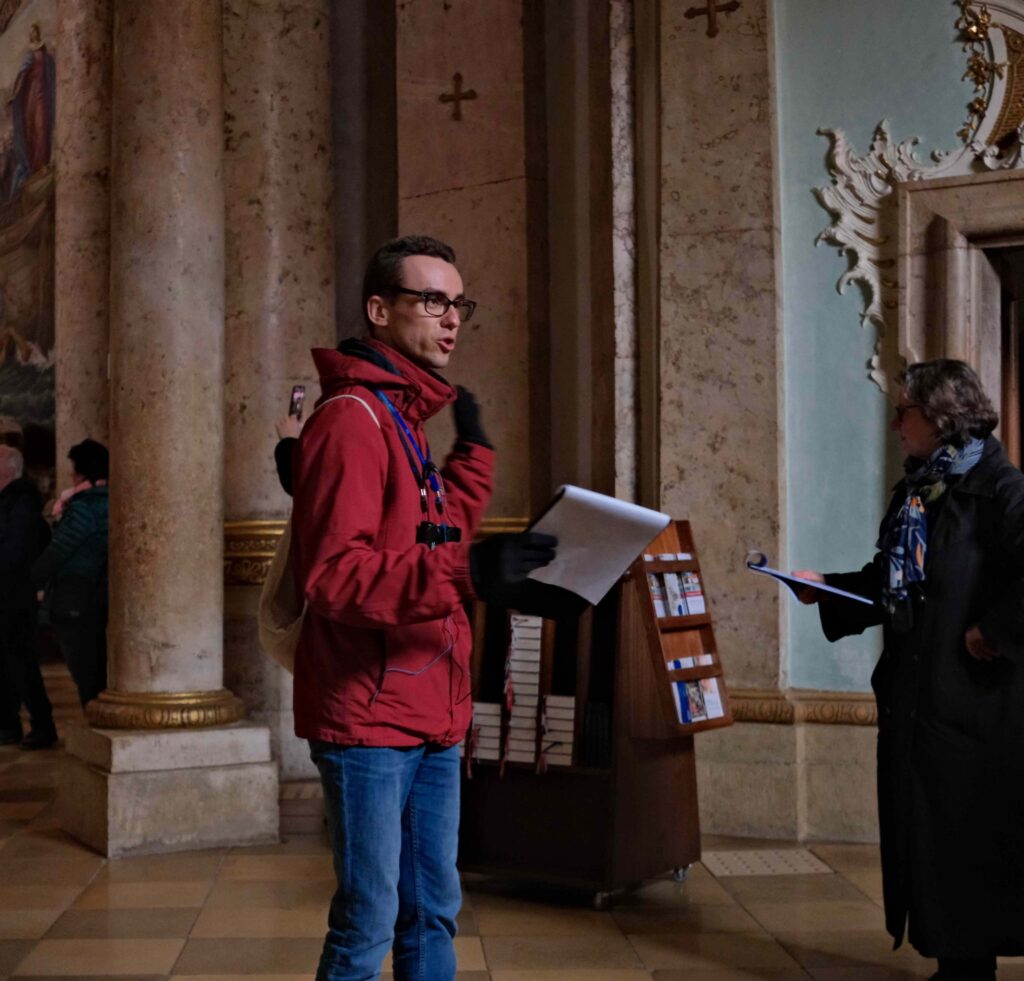 Referent während des Vortrags im Kircheninneren