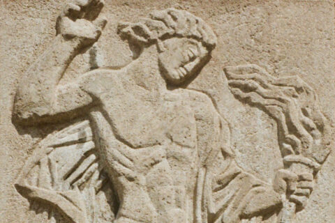 Detail eines Steinreliefs mit der Darstellung des Prometheus