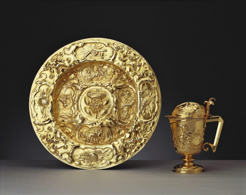 Schale und Wasserkrug in Gold
